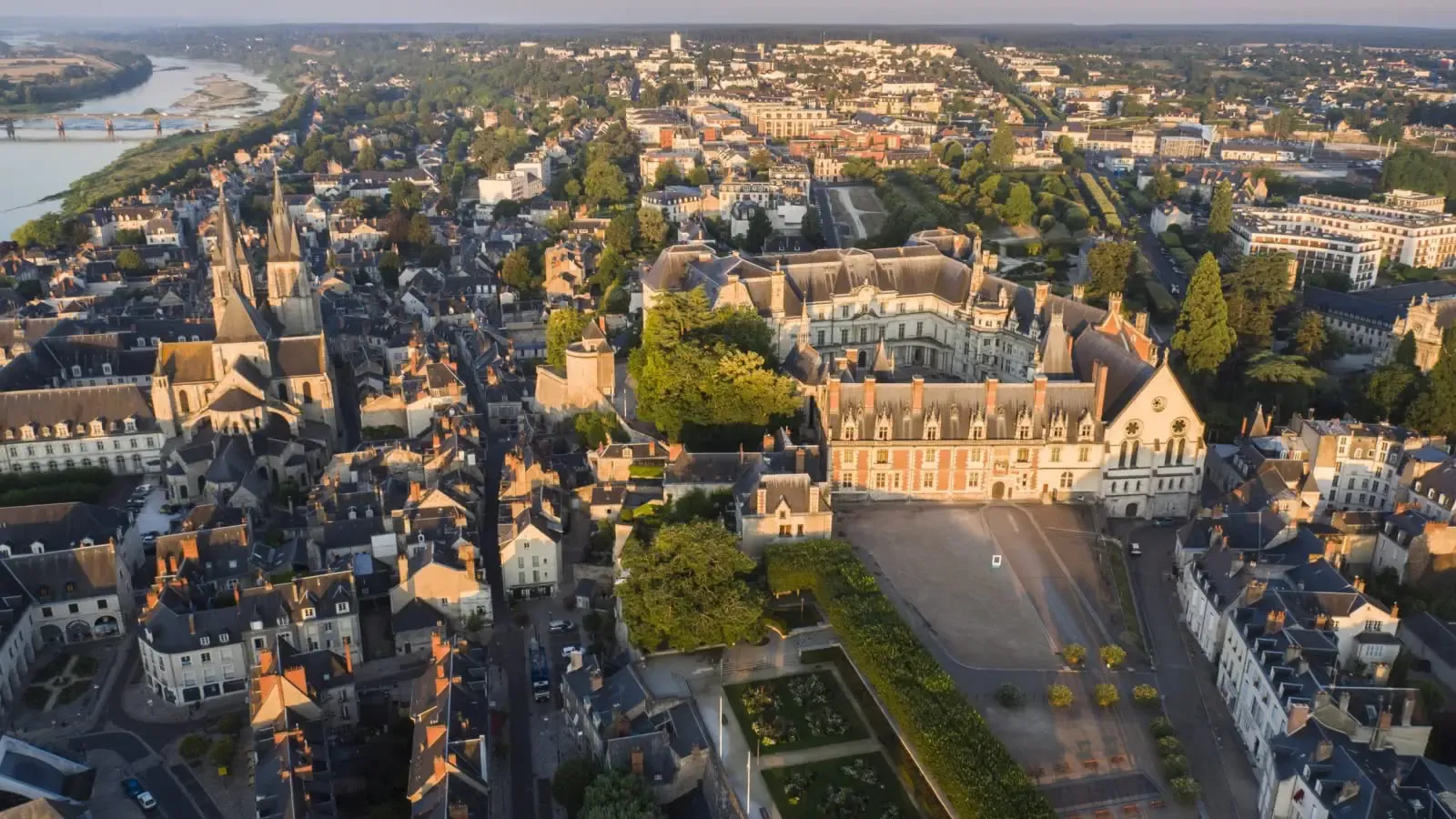 Vue aérienne panoramique de la ville de Blois, mettant en valeur le château royal.