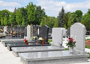 Plusieurs monuments dans un cimetière