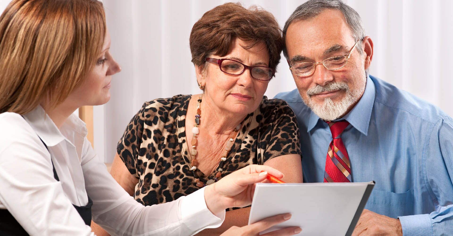 conseillere funeraire aidant une famille